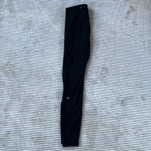 Lululemon black yoga pants with cell phone pocket